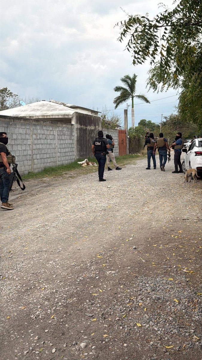 Furia_Tinta's tweet photo. 🚨#Alerta Presuntos policías allanan vivienda de la presidenta del #DistritoDeRiego en El #Mante

El Mante, #Tamaulipas.– Sujetos encapuchados, armados y con insignias de la Fiscalía General de Justicia (#FGJ) ingresaron la tarde de este día en la colonia Vicente Guerrero al domicilio de Coral Fentanes, presidenta del Distrito de Riego 02 Mante.

De acuerdo con los primeros reportes, los individuos irrumpieron en la vivienda sin mediar palabra, amagando a la también ex primera dama de El Mante, así como a sus hijos, madre y nietos, quienes entraron en pánico ante la repentina y violenta acción.

#CoralFentanes enfrentó a los sujetos y, al notar que portaban insignias de la FGJ, les exigió una explicación y cuestionó si contaban con una orden legal para realizar dicha intervención.

Trascendió que, al percatarse de que estaban siendo grabados y de que la funcionaria no se encontraba sola, los presuntos agentes optaron por retirarse del lugar.

Posteriormente, Fentanes manifestó su preocupación por su integridad y la de su familia, señalando que este hecho podría tratarse de una represalia política derivada de las acciones que ha emprendido en favor de productores y usuarios del Distrito de Riego 02.

Asimismo, informó que presentará una denuncia formal en contra de quien resulte responsable por este presunto allanamiento.