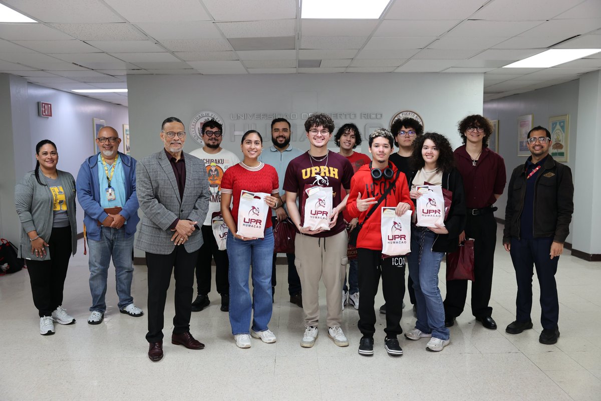 ♟️🦉 ¡Orgullo Búho!

El rector interino de la Universidad de Puerto Rico en Humacao, Dr. Edwin Mojica Rodríguez, recibió a la Organización Estudiantil de Ajedrez para hacer entrega oficial de sus camisas institucionales y reconocer su extraordinario desempeño competitivo.

En el