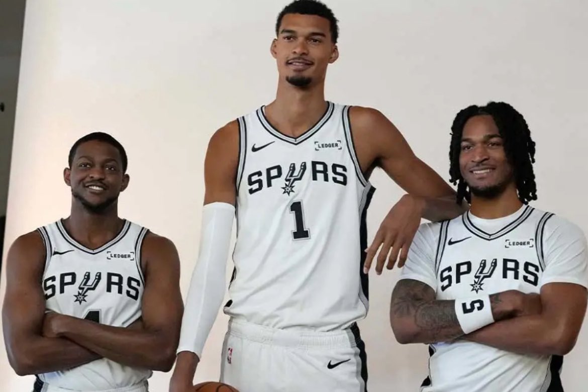 finn_brv's tweet photo. Toujours bon de rappeler que PERSONNE voyait les Spurs aussi fort cette saison https://t.co/tvNWdKNFjV