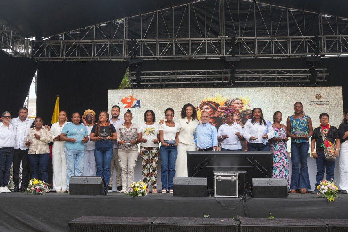 MinjusticiaCo's tweet photo. En el Día Nacional de la Dignidad y Solidaridad con las Víctimas del Conflicto Armado, el ministro de Justicia Jorge Iván Cuervo (@cuervoji), hizo la entrega de una placa simbólica a las mujeres buscadoras de Colombia, en reconocimiento a su labor como actoras de paz. 💜

Este acto conmemorativo, realizado en Quibdó, Chocó, en el marco del 9 de abril, impulsa la socialización del decreto que materializará la Ley de Mujeres Buscadoras, por primera vez en Colombia. ✍🏻

En la entrega de la placa conmemorativa, el ministro estuvo acompañado de la gobernadora del Chocó, Nubia Carolina Córdoba y el alcalde de Quibdó, Rafael Andrés Bolaños Prieto.