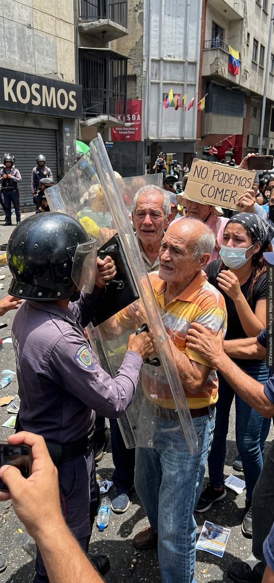 El contraste de la Venezuela actual: uniformados jóvenes, alimentados por el Estado, arremetiendo contra abuelos que solo piden un sueldo digno para no morir de hambre. La represión no tiene respeto por las canas ni por la necesidad. ¡Basta de indolencia! 🇻🇪 #Venezuela