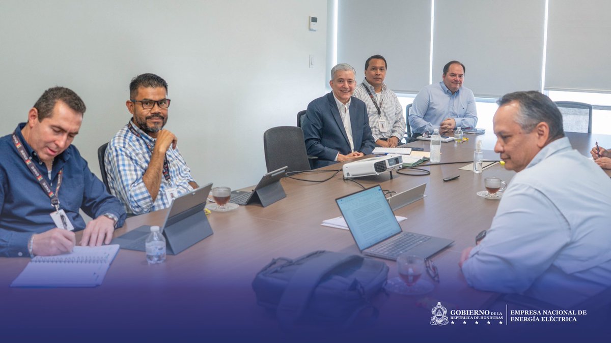 EneeHnOficial's tweet photo. #ENEEInforma | La ENEE y @ZamoranoHN sostienen una reunión clave para impulsar el proyecto “Energy for Education”, que prevé la instalación de un parque solar de 20 MW de generación y la firma de un contrato de acceso al mercado de oportunidades, cuyas utilidades serán destinados a financiar becas para estudiantes a futuro.