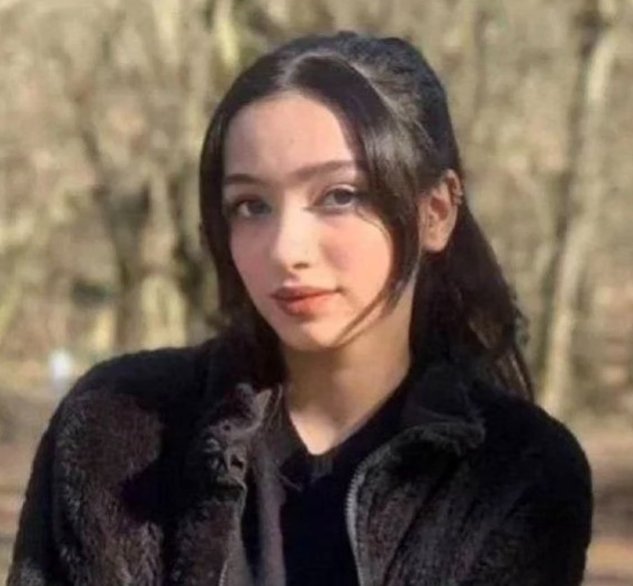 Saghar Gholami, de 19 años, se enfrenta a la amenaza de ejecución. 
Una joven atrapada en un violento sistema implacable.
Su vida corre peligro inminente.
Si <a href="/sanchezcastejon/">Pedro Sánchez</a> pasa, tú no lo hagas: debemos alzar la voz antes de que sea demasiado tarde.