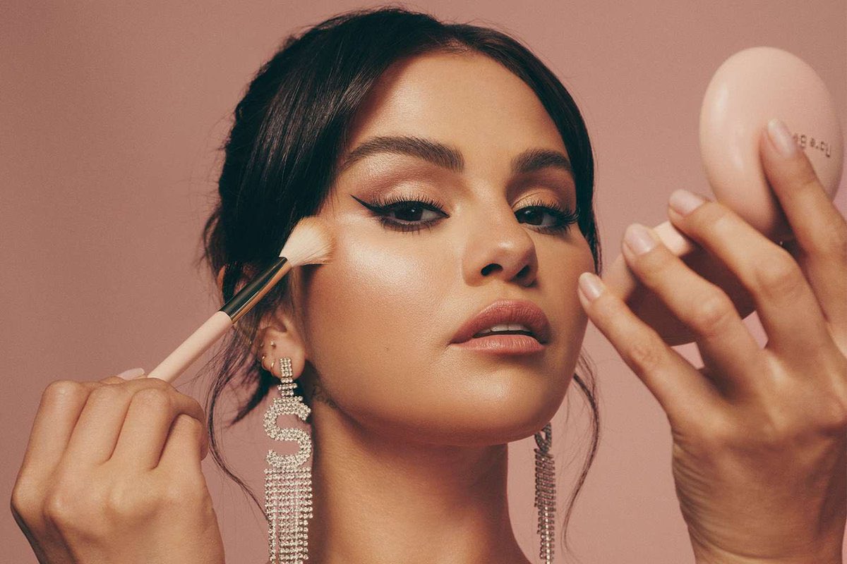 Gerasoundz's tweet photo. Forbes enaltece Selena Gomez por fazer sua própria fortuna e relembra que sua mãe precisava juntar moedas de 25 centavos para pagar combustível. Hoje a Rare Beauty vale 3 BILHÕES de dólares! https://t.co/agj96d1mRd