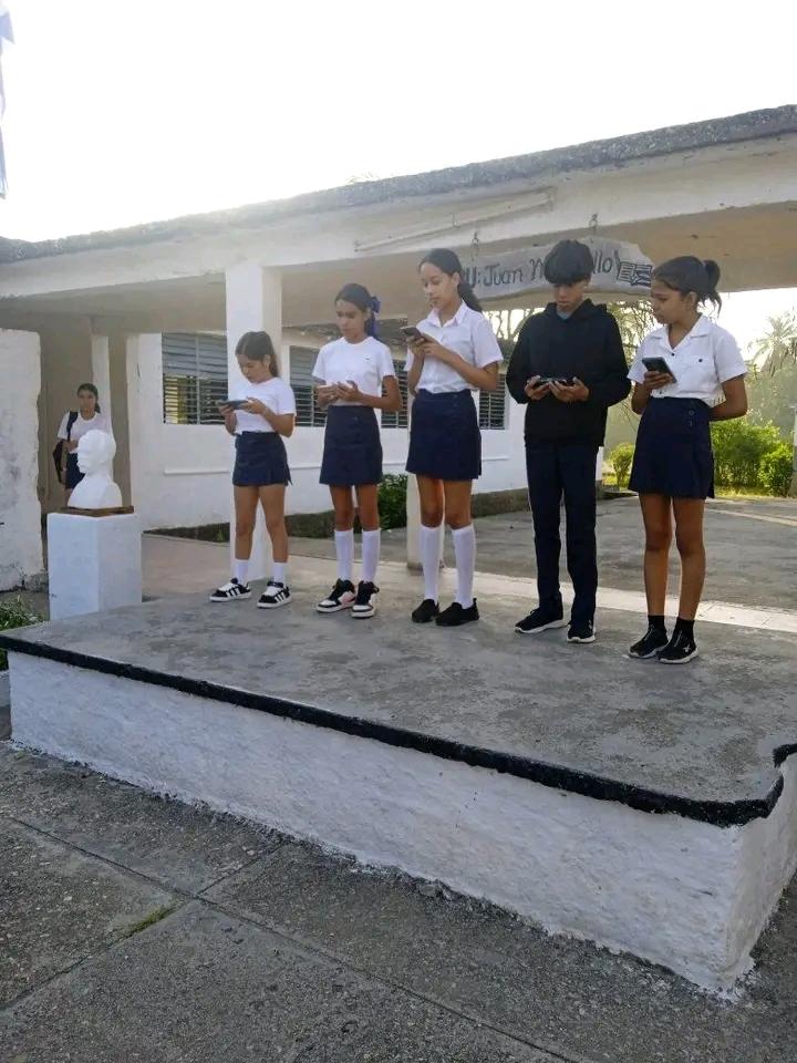 Matutino especial en la Secundaria Básica Juan Marinello del municipio de Ranchuelo en saludo al 9 de Abril de 1958 "Huelga General Revolucionaria". #CubaViveEnSuHistoría #CubaEstáFirme .