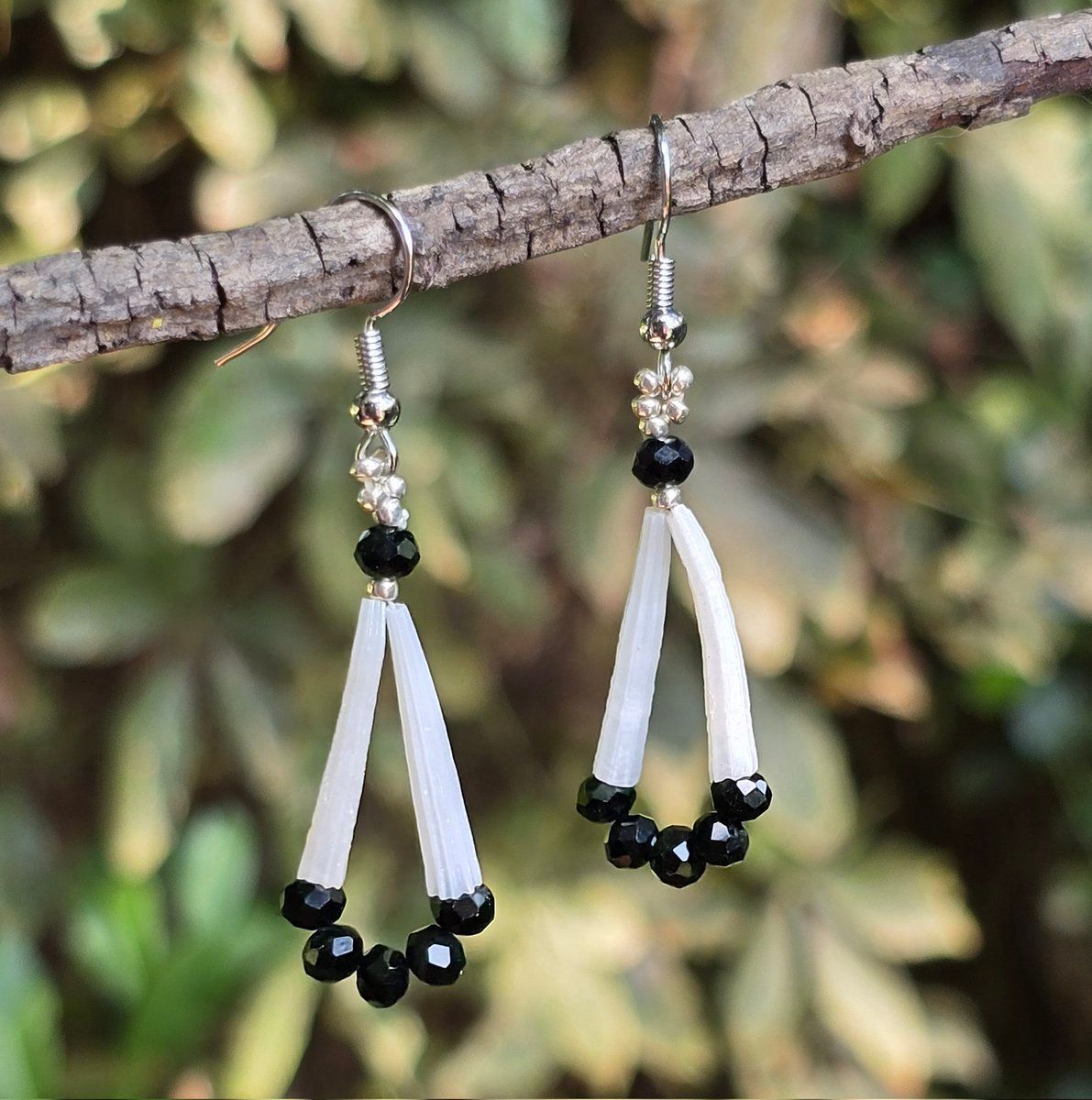 beauxbeautyblog's tweet image. Dentalium &amp;amp; Black glass beads earrings, available in my Et$y shop for just $25 w/ FREE US shipping at tidd.ly/6414bf00, qagaasakuq- thank you for looking! #AlaskaNative #FirstNations #NativeMade
