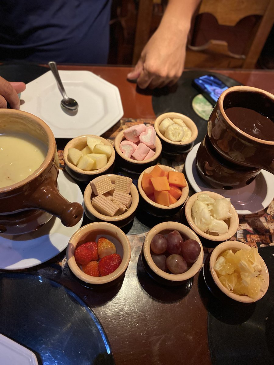 Gramado, frio de 15°, fondue e o Robson.
Tenham amigos que dividam momentos especiais com você. 
Grata pela a amizade dele.🤍
(Sim, parecemos namorados, mas somos só Friends).