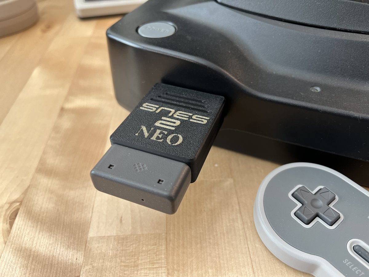 ToddsNerdCave's tweet image. Surprise! 

The SNES2Neo ultra low latency adapter is back in stock and has some improvements: 

1. New injection molded DB15 connector
2. Lower price - now just $25!

Use cheap and plentiful #SNES controllers on your #NeoGeo

Bump, bump it up!

retrofrog.net/products/snes2…