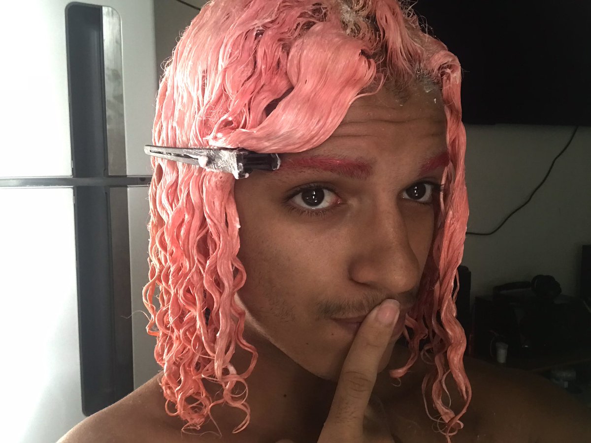 tô descolorindo o cabelo de novo, enjoei do rosa :D