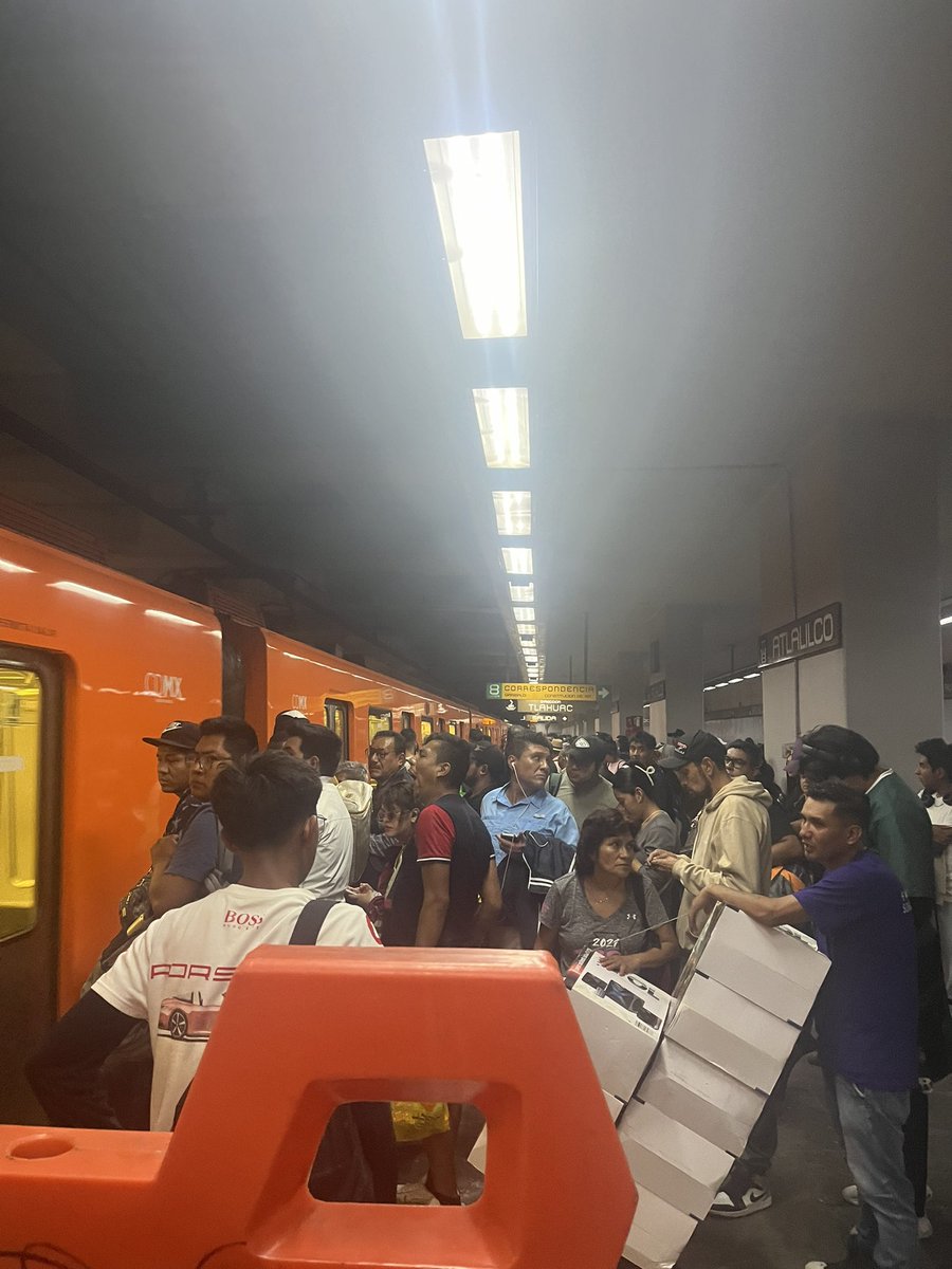 sofiaperezduar1's tweet photo. @MetroCDMX estación Atlalilco líneas dorada nos sacaron se aventó alguien y lo arrollaron pero no dicen nada caos adentro y afuera https://t.co/HDdkBY3urC