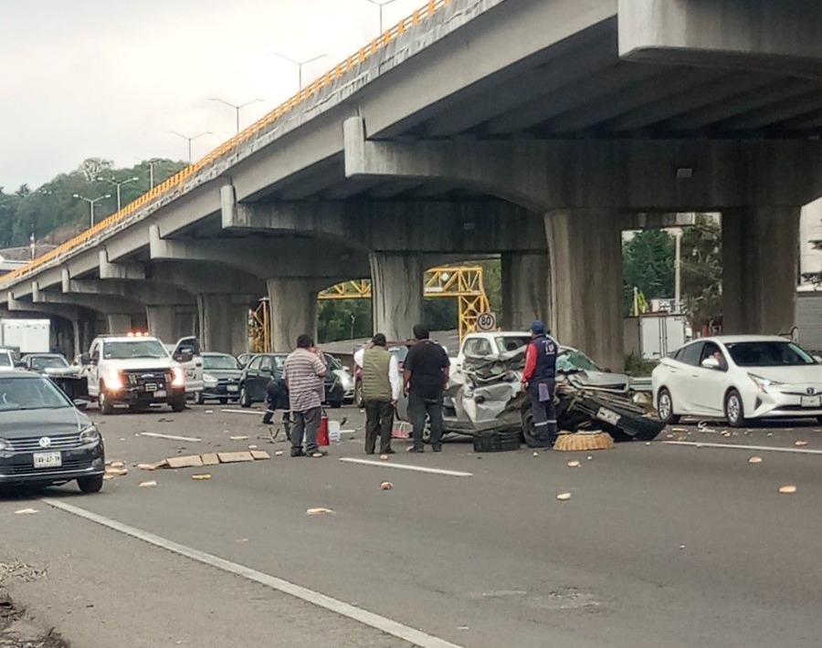 🚨 Accidente en la carretera libre #México-#Toluca, a la altura de la gasolinera G500 en #Ocoyoacac, con dirección a Toluca, deja una camioneta con severos daños y parte de la carga destrozada sobre la vía.