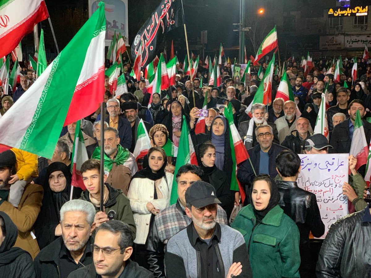 smousavii11's tweet photo. #تهرانپارس دوباره متولد شد؛
محله‌ای که در حوادث دی‌ماه شاهد بیشترین ناآرامی‌ها و خسارت‌ها بود،
پس از چهل شب با #مبعوث_شدن_مردم، اکنون به نماد ایستادگی و #بیداری بدل شده است.
در فلکه دوم تهرانپارس،صحنه‌هایی رقم خورد که تمام تصورات گذشته را شکست.
#شهرداری_تهران #منطقه۴ https://t.co/52hGPk49Uf