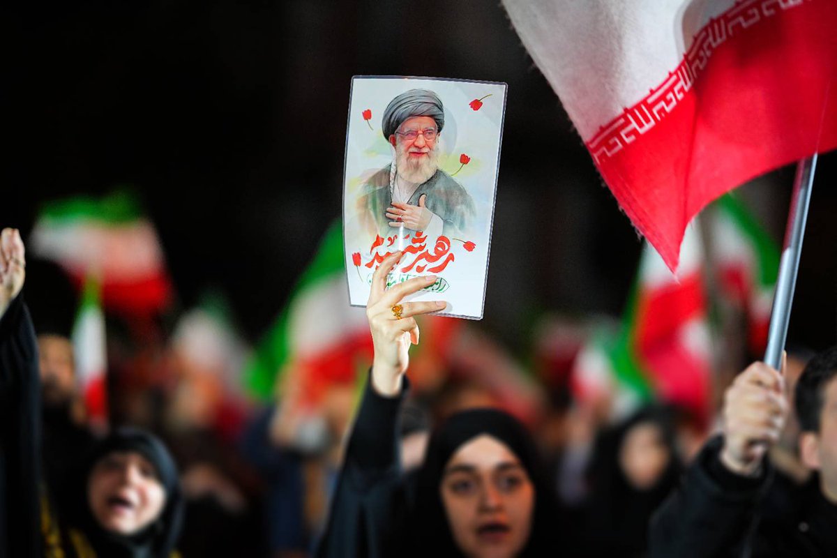 smousavii11's tweet photo. #تهرانپارس دوباره متولد شد؛
محله‌ای که در حوادث دی‌ماه شاهد بیشترین ناآرامی‌ها و خسارت‌ها بود،
پس از چهل شب با #مبعوث_شدن_مردم، اکنون به نماد ایستادگی و #بیداری بدل شده است.
در فلکه دوم تهرانپارس،صحنه‌هایی رقم خورد که تمام تصورات گذشته را شکست.
#شهرداری_تهران #منطقه۴ https://t.co/52hGPk49Uf
