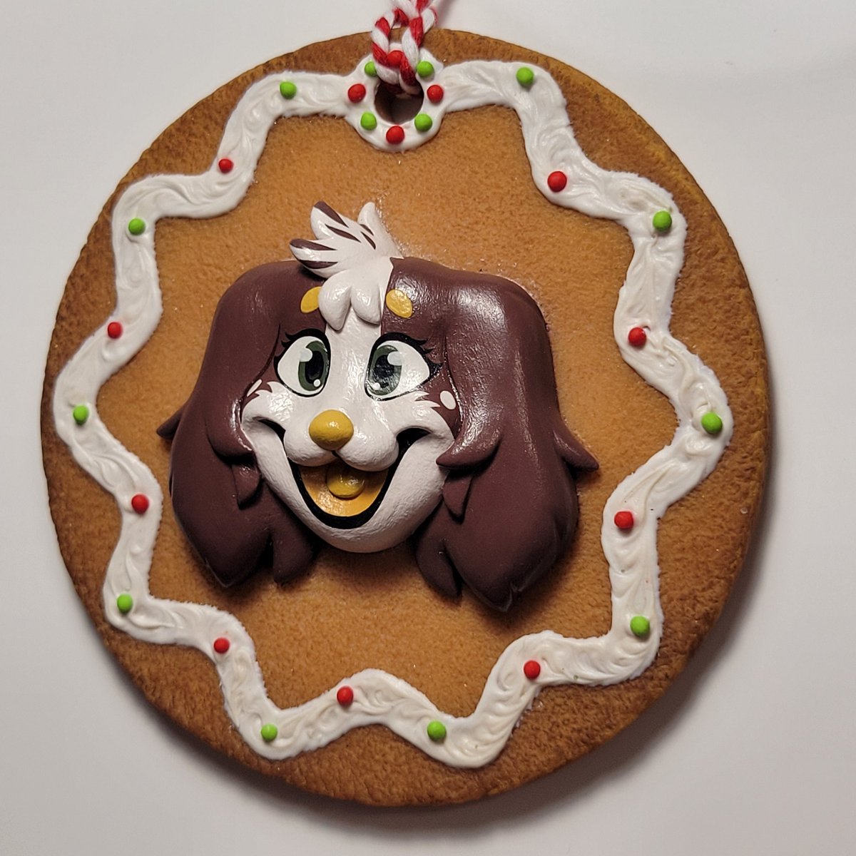 Darkstar_2016's tweet photo. Another Holiday cookie ornament, for @MoxxieSpaniel !!

This absolute CUTIE was a blast to work on and came out SO cuuuute! 😭💕 Thank you for commissioning me!

Rts greatly appreciated, stay tuned for more! ✨️
#Furry #furryart #handmade #sculptures https://t.co/3qbaEJpfMF