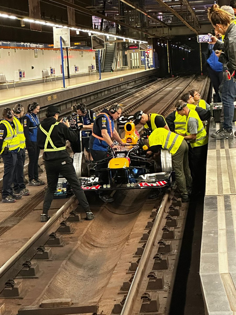 FormulaDirecta's tweet photo. 🚇 Un monoplaza de Red Bull, en mitad de las vías del Metro de Madrid

📸 @DeltaData_ 

#F1 https://t.co/jxxGAhPOnk