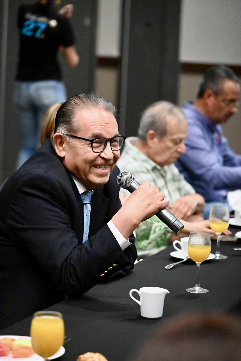 LorenaAlfaroG's tweet photo. Planear hoy es asegurar el mañana de nuestras familias. 🤝🍓

Tuvimos una reunión sectorial con las y los notarios de la ciudad. Les compartimos la ruta estratégica de Irapuato 27 con visión 2050, proyectos diseñados para impulsar nuestra casa común a corto y largo plazo. https://t.co/7iIeAi0VWv