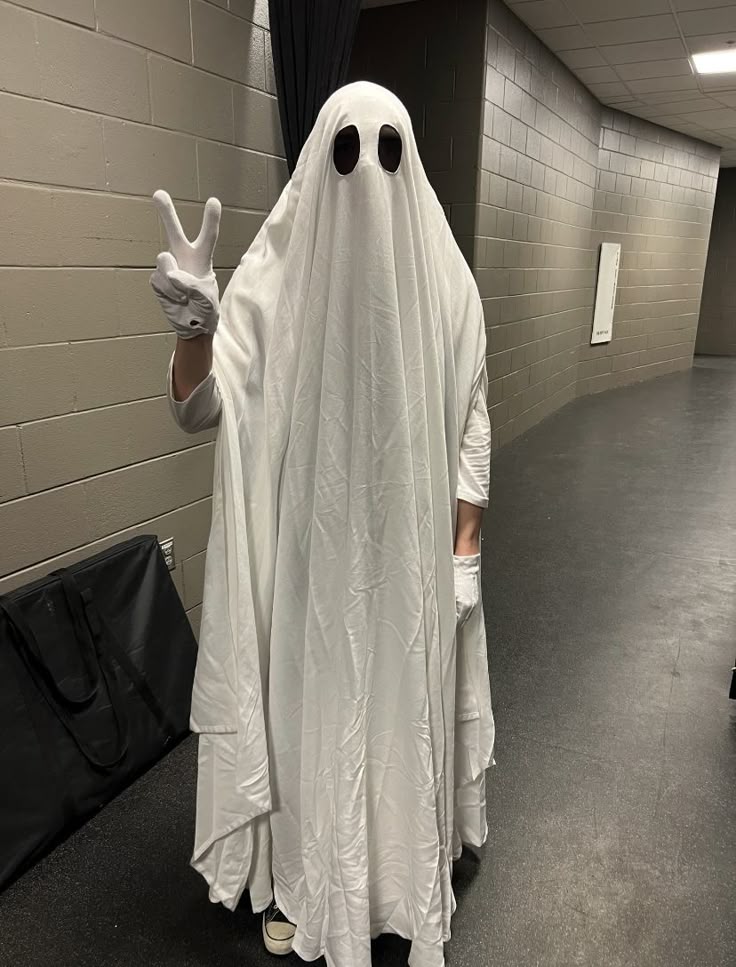 coleyrevenge's tweet photo. parabéns Gerard Way por ser o único fantasma de 49 anos! Feliz aniversáriooooo 🎉🎉 https://t.co/V2QCe363xX