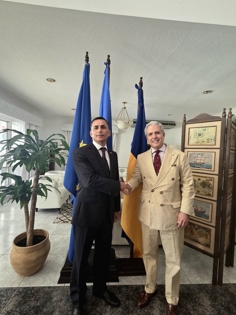 Siempre es un honor recibir al ministro de Defensa, Enrique Rodríguez Burchard. Hablamos de la industria europea de defensa, en particular de <a href="/AirbusDefence/">Airbus Defence</a>. 

Nos fotografiamos delante de la bandera de Ucrania 🇺🇦, símbolo de coraje, heroismo y compromiso con la Carta de <a href="/ONU_es/">Naciones Unidas</a>.