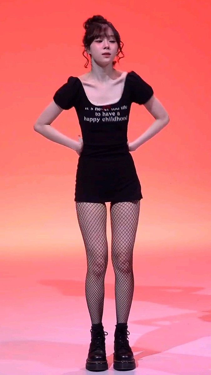 Hemophobia127's tweet image. Bodychecks from like idk today or yesterday

Am I delusional or do my legs look very similar to hers in this fancam??
(I’m not sure bc I can’t see myself normally due to the body dysmorphia, mine goes both ways😬)
Couldn’t find more similar poses sorry💔
#shedtwt