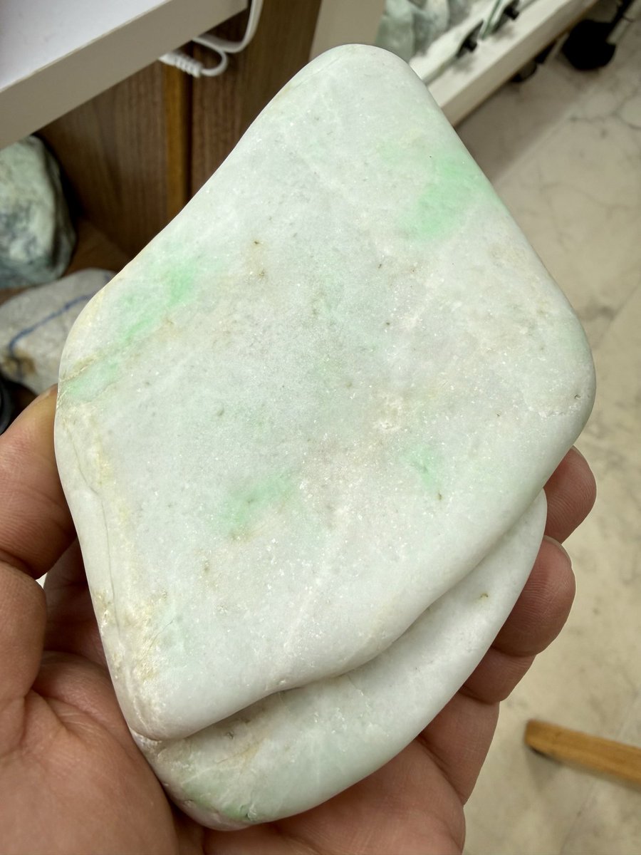 今日のヒスイは、 「白地にアップルグリーン🟢が少し入る翡翠