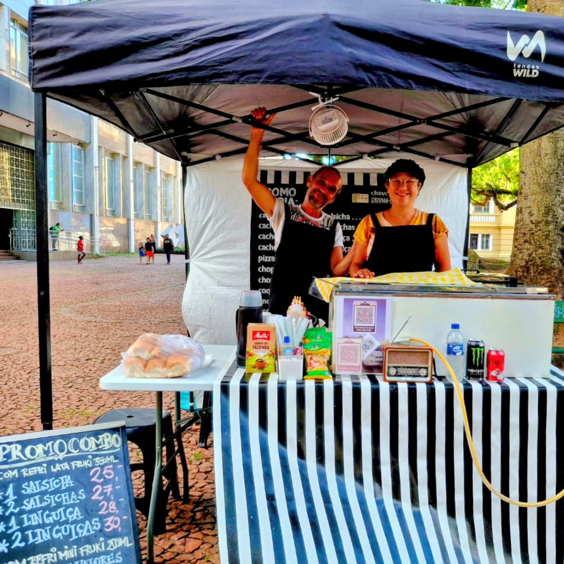 Botechno's tweet image. 🎉 Vem curtir a sexta-feira com a Jojo: Praça da Alfândega, Centro Histórico na @feiraconnecta ao ladinho do Banrisul das 10h as 18h.
Hot-dogs anos 90, cafezinho passado com pão na chapa, cervejinha artesanal e muito mais!

#portoalegre #feiraseeventos #foodtruck #food #lifestyle