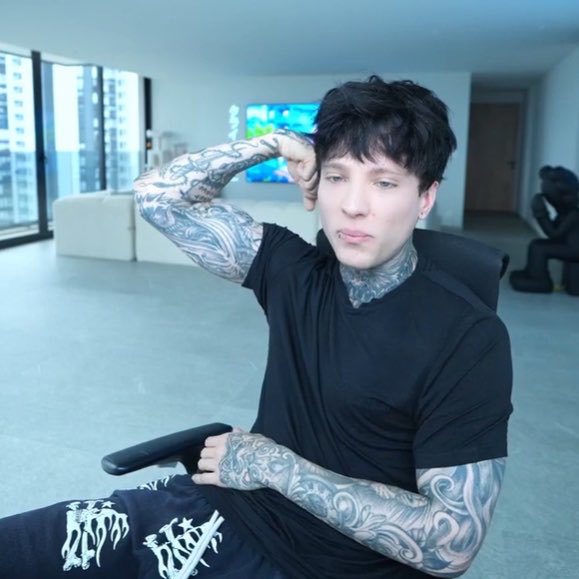 Me empute, lloré y me reí en los mismos 5 minutos 😭 tqm mucho <a href="/xCryboy/">Cry</a> gracias por darte el tiempo de mostrarnos tu patita rota para que no nos preocupemos tanto, cuídate mucho porque eres lo más importante que tengo 🖤
