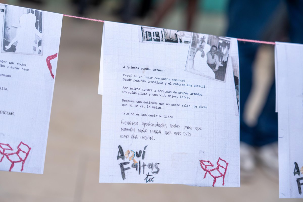 CancilleriaCol's tweet photo. Por su parte, el Director de Derechos Humanos y Derecho Internacional Humanitario, @nelsonrestrepoA, afirmó que las víctimas no terminan en las fronteras, y sus derechos tampoco. El #9A es reconocer que hay una Nación en el exilio: más de 1.878.000 colombianas y colombianos que tuvieron que partir para sobrevivir.

No hay paz sin dignidad, ni dignidad sin justicia, y enfatizó en que este día no sea solo memoria: que sea el comienzo de una deuda que Colombia decide saldar.