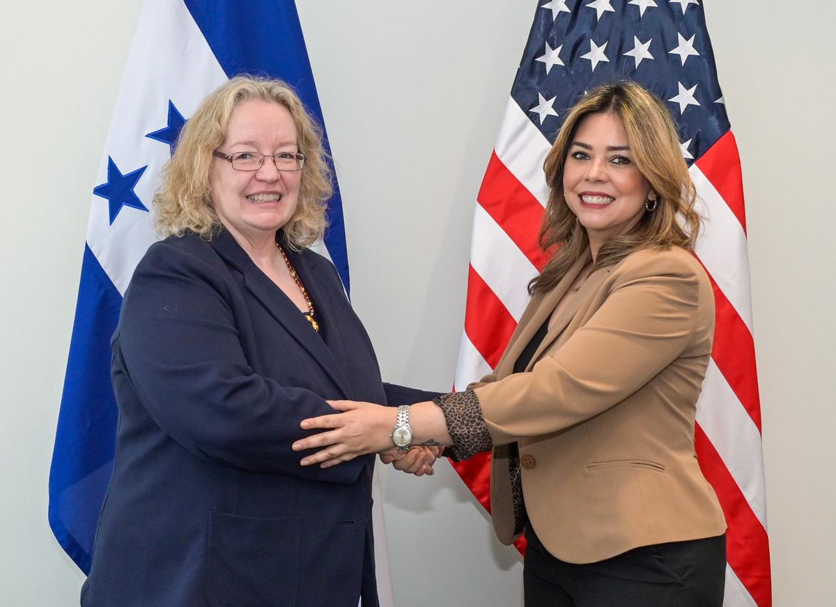 La Encargada de Negocios, Colleen Anne Hoey, sostuvo una productiva reunión con la Designada Presidencial, María Antonieta Mejía, en la que dialogaron sobre prioridades compartidas, incluyendo el combate a la inmigración ilegal y el fortalecimiento de la seguridad regional. 🇺🇸