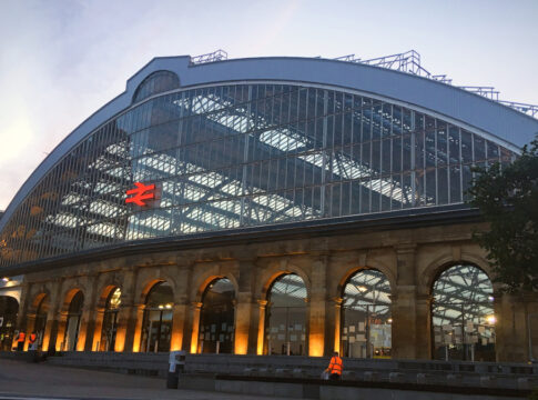 RAIL_NEWS_UK's tweet image. Liverpool Lime Street’s top travel tips for Grand National racegoers dlvr.it/TRyMyL #RailNews #Safety #Stations #TrainOperatingCompanies