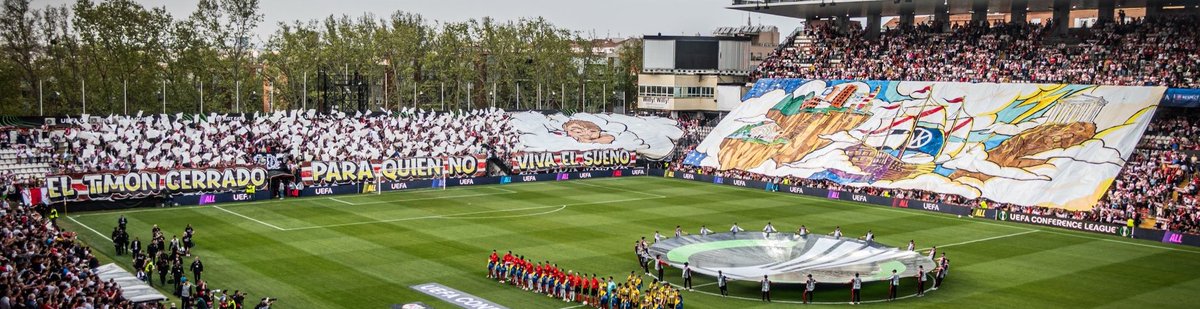 UltrasPresent's tweet photo. Tifo de Bukaneros 🔴⚪️ de grandes dimensiones. (Ocupando su fondo entero y siguiendo a parte de otra grada)

“EL TIMÓN CERRADO PARA QUIEN NO VIVA EL SUEÑO” 

Rayo Vallecano - AEK FC. 
#ConferenceLeague https://t.co/Tj1F6Hzosh