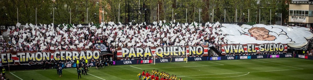 UltrasPresent's tweet photo. Tifo de Bukaneros 🔴⚪️ de grandes dimensiones. (Ocupando su fondo entero y siguiendo a parte de otra grada)

“EL TIMÓN CERRADO PARA QUIEN NO VIVA EL SUEÑO” 

Rayo Vallecano - AEK FC. 
#ConferenceLeague https://t.co/Tj1F6Hzosh