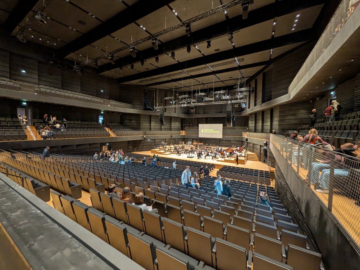 ミュンヘンにある日本人設計のホール

ミュンヘンフィルの本拠地改修工事のため、代わりに建設されたのがIsar Philharmonicというコンサートホール。一見地域の多目的ホール。だが１階席最後尾に座っても、まるで最前列かと錯覚するレベル。音響設計は、永田音響設計の豊田泰久氏だそう。