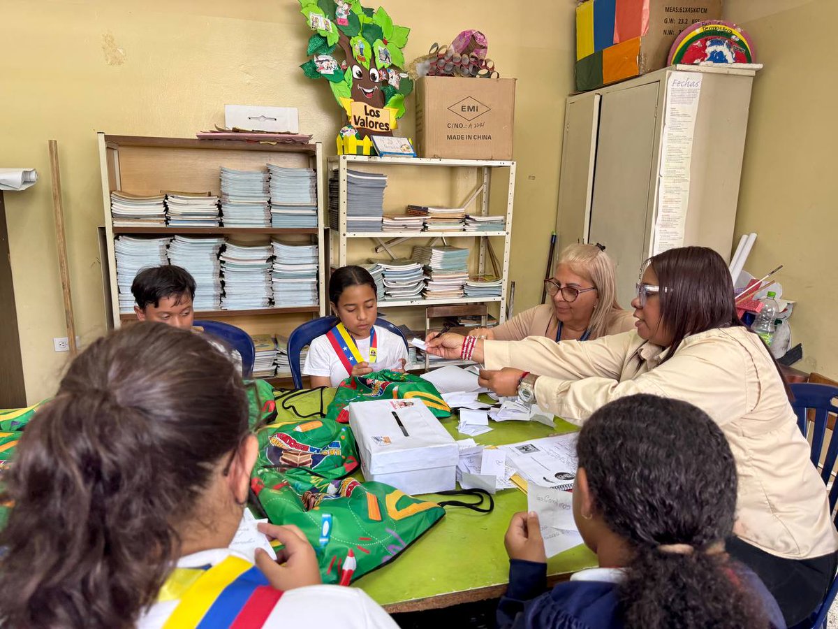 CGRVenezuela's tweet photo. #CGR | Programa La Contraloría va a la Escuela cumple con la fase final de su proceso formativo en Complejo Educativo Nacional Luis Beltrán Prieto Figueroa, ubicada en el municipio Sucre del estado Bolivariano de Miranda. https://t.co/Ya92BsCiaY