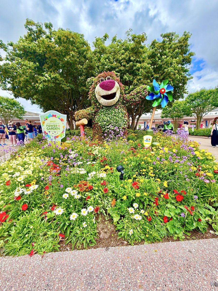 LadyCraftx's tweet photo. EPCOT things. 
https://t.co/n74QC4YOOH https://t.co/G7FdzlcDoR