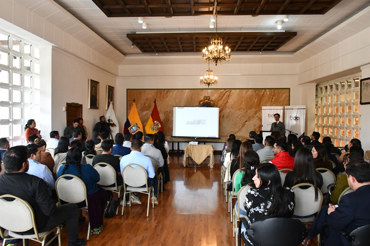BDEcuadorBP's tweet photo. 👉 Con la participación de autoridades locales y la ciudadanía, dimos a conocer 🗣️ la gestión 2025 de la Sucursal Zonal del Austro.

Impulsamos la transparencia 🧐 y fortalecemos la confianza pública 💪 a través de la participación ciudadana 🙋‍♀️🙋.

#RendiciónDeCuentasBDE
#GestióQueTransformaTerritorios