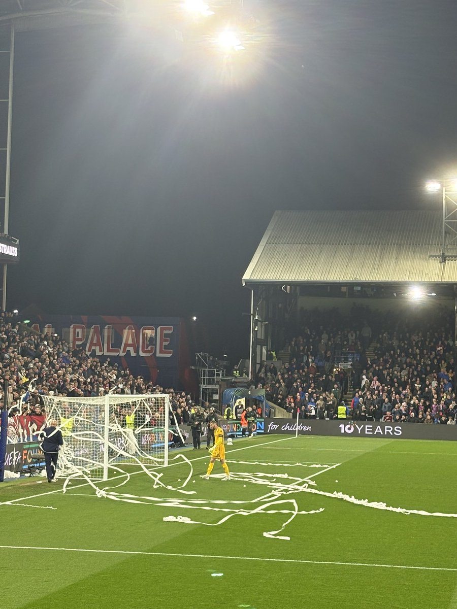 DougieCritchley's tweet photo. Very lucky to be at Selhurst Park tonight with my Palace supporting father-in-law,  on a special night for the Eagles…

Don’t be fooled by Fiorentina’s terrible start to the season, they’ve improved massively in recent months and have far more experience in this competition.

But Palace bullied them completely in the first half, dropped intensity slightly in the 2nd before Yeremi Pino inspired a final rally.

Completely deserved 3-0 win!

Poor David De Gea ended up covered in streamers on his return to the UK…