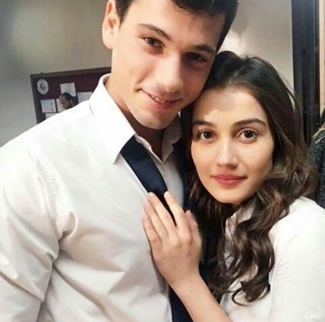 تذكرت هالمسلسل وكيف كانوا ينتفون شعر بعض بالمدرسه عشان هالاملط ، شعار دينيز بمسلسلاته هو راعي الحرمتين اللي الجميلات يتهاوشون عشانه