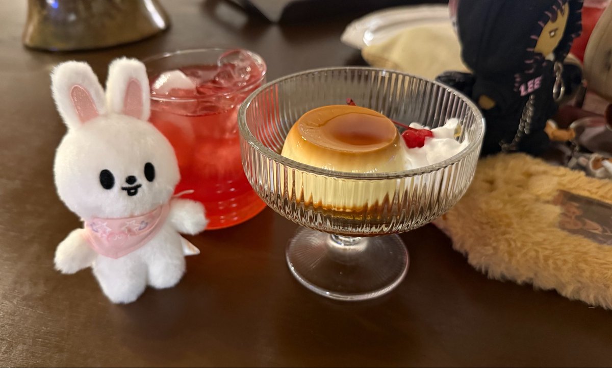 xlino_3's tweet photo. リノが好きなプリン買ってきた〜！！それとスンミンのアップル柚子ティーも〜 
どっちもめっちゃ美味しくて秒でなくなった :o 
最後に気づいたんだけど、私の席リノの席で、友達のはハニの席だったの（笑）楽しかったーーー >< https://t.co/m3WWvBWeeW