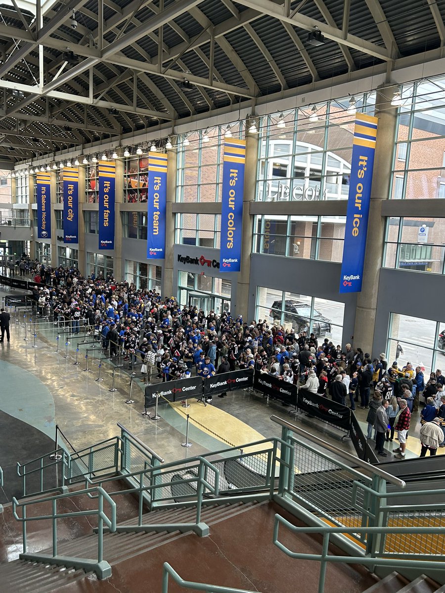 DomTibbettsTV's tweet image. “But it's sad and it's sweet and I knew it complete. When I wore a younger man's clothes….

La, la-la, di-dee-da
La-la, di-dee-da, da-dum”