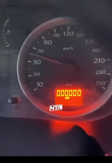 <a href="/ntahabercom/">NTA Haber</a> 999.999 km'nin son metrelerinde bir viraja girip direksiton göstergeyi kapatmadı Allahtan. Yok bir daha milyon km yapmak biraz zaman alırdı.

<a href="/RenaultTurkey/">Renault Türkiye</a> ve <a href="/renault_fr/">Renault France</a> bu arkadaş 0 km bir reno hak etmiş olmalı ne dersin?