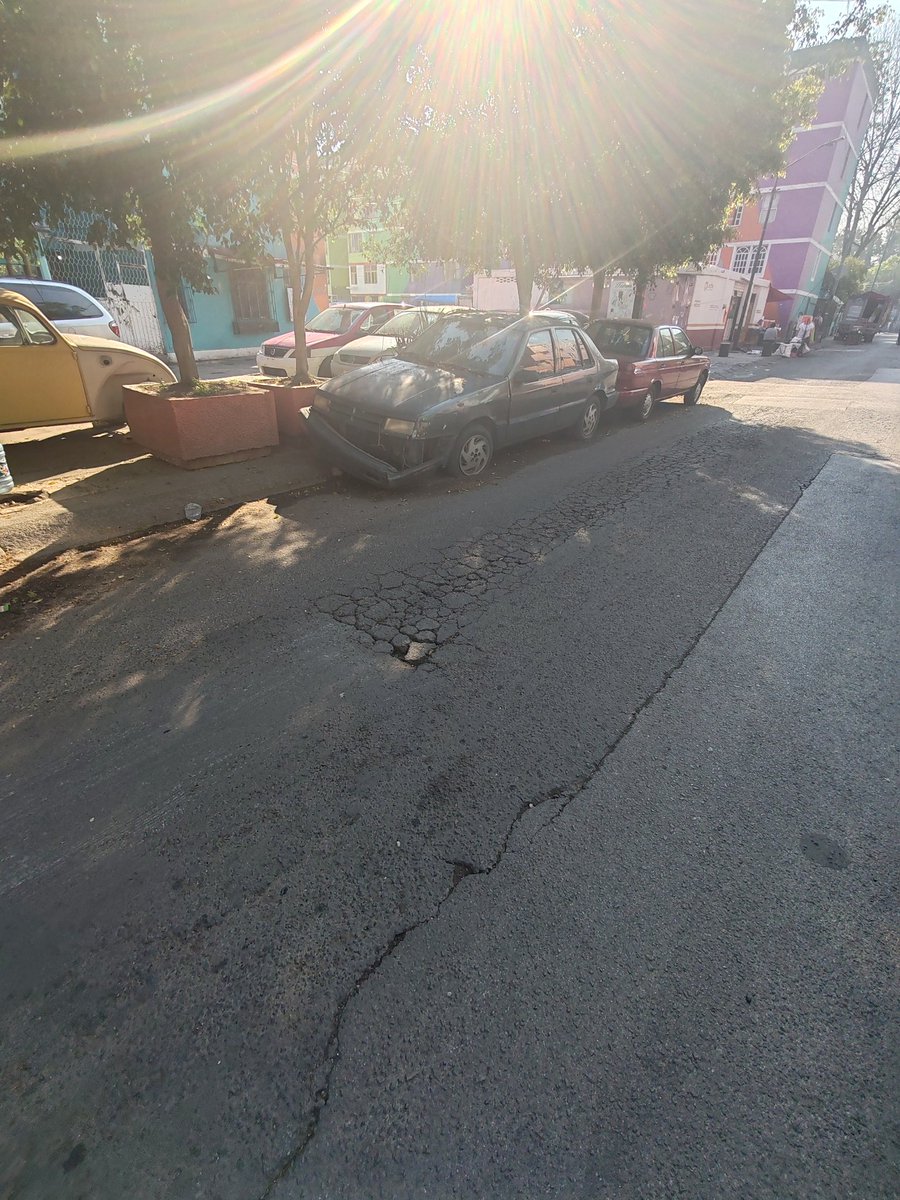 krizccb's tweet photo. @locatel_mx @OVIALCDMX @AzcapotzalcoMx Nos podrían apoyar para el retiro de este vehículo qué se encuentra abandonado y solo genera basura. Se encuentra en la calle de Pescadores entre Herreros y Mercaderes U. H El Rosario https://t.co/WFLetFZDER