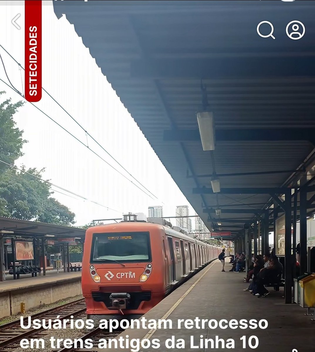 simaopedro_SP's tweet photo. Mais um absurdo das privatizações de Tarcisio de Freitas! Ele decidiu entregar os trens novos que circulavam na Linha 10 da CPTM, por enquanto não privatizada, para a empresa que virou dona das linhas 11, 12 e 13. No lugar, colocou composições velhas. 
Os passageiros perdem em qualidade, e a justificativa oficial é um "remanejamento técnico" que, na prática, funciona como subsídio indireto à nova concessionária.

O problema não é apenas a troca de frota. É a lógica perversa de que a iniciativa privada só entra no negócio se houver garantia de lucro — mesmo que isso signifique piorar a condição de quem depende do trem todo dia. Tarifa cara, manutenção terceirizada, fiscalização frágil e lucro garantido pelo Estado: essa é a fórmula. A população do Grande ABC e da zona leste de São Paulo paga a conta enquanto o governador entrega o patrimônio público de bandeja.

https://t.co/XiXtkeRu4i