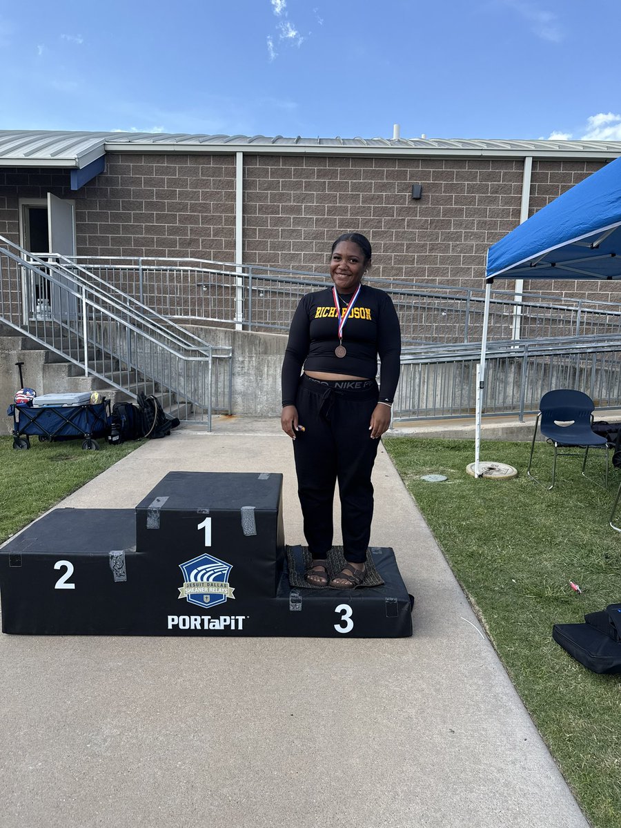 rhsladyeaglestf's tweet photo. Finishing 3rd in the Varsity Girls Shot Put, scoring the Varsity Girls 6 points!!!!

The Sophomore, Deborah Holloway!!!!

Way to go Deb!!🥳🥳🥳💜 https://t.co/sIIbpihBZq