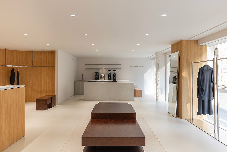 Interior_es's tweet image. The Beneater and Manner &amp;amp; Dapper flagship store in #Seoul, designed by Kiyo Workshop, combines #wood and #concrete in a refined space where #fashion and #café merge into a discreet, hierarchy-free luxury experience.
-&amp;gt; Photography: Han Sung Hoon
-&amp;gt; interioresminimalistas.com/2026/04/10/la-…