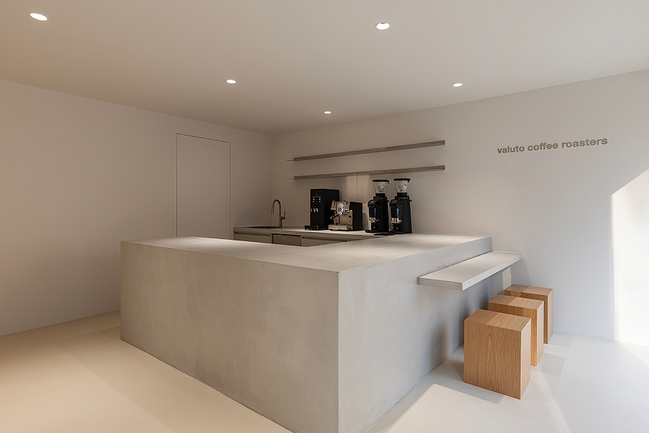 Interior_es's tweet image. The Beneater and Manner &amp;amp; Dapper flagship store in #Seoul, designed by Kiyo Workshop, combines #wood and #concrete in a refined space where #fashion and #café merge into a discreet, hierarchy-free luxury experience.
-&amp;gt; Photography: Han Sung Hoon
-&amp;gt; interioresminimalistas.com/2026/04/10/la-…