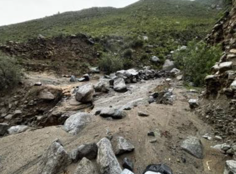 COENPeru's tweet image. 📢 #Arequipa | Gobierno local realiza la #EDAN ante un #Deslizamiento y #Derrumbe ocurridos el 8/4 por las #LluviasIntensas, que afectaron la vía en el sector Huaychamaca, distrito de #Quicacha, provincia de Caravelí. El tránsito se encuentra interrumpido.