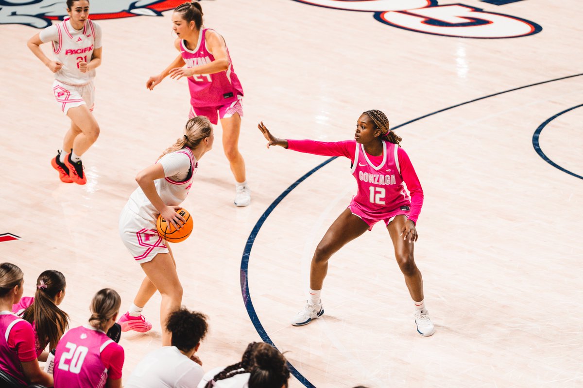 ZagWBB's tweet photo. Happy Birthday Chris! ❤️🎂 https://t.co/wuG6I80xRX