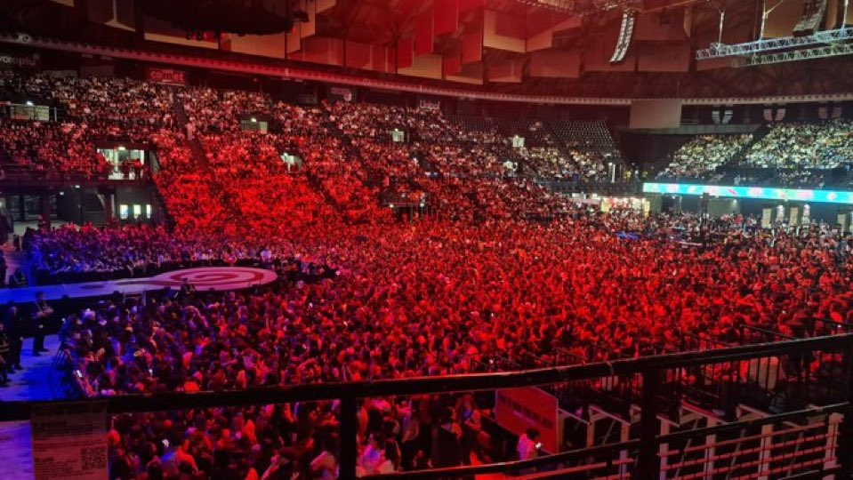 LTHQItaly's tweet photo. L'UNIPOL ARENA QUESTA SERA ERA PIENA! https://t.co/yeaexPxARv