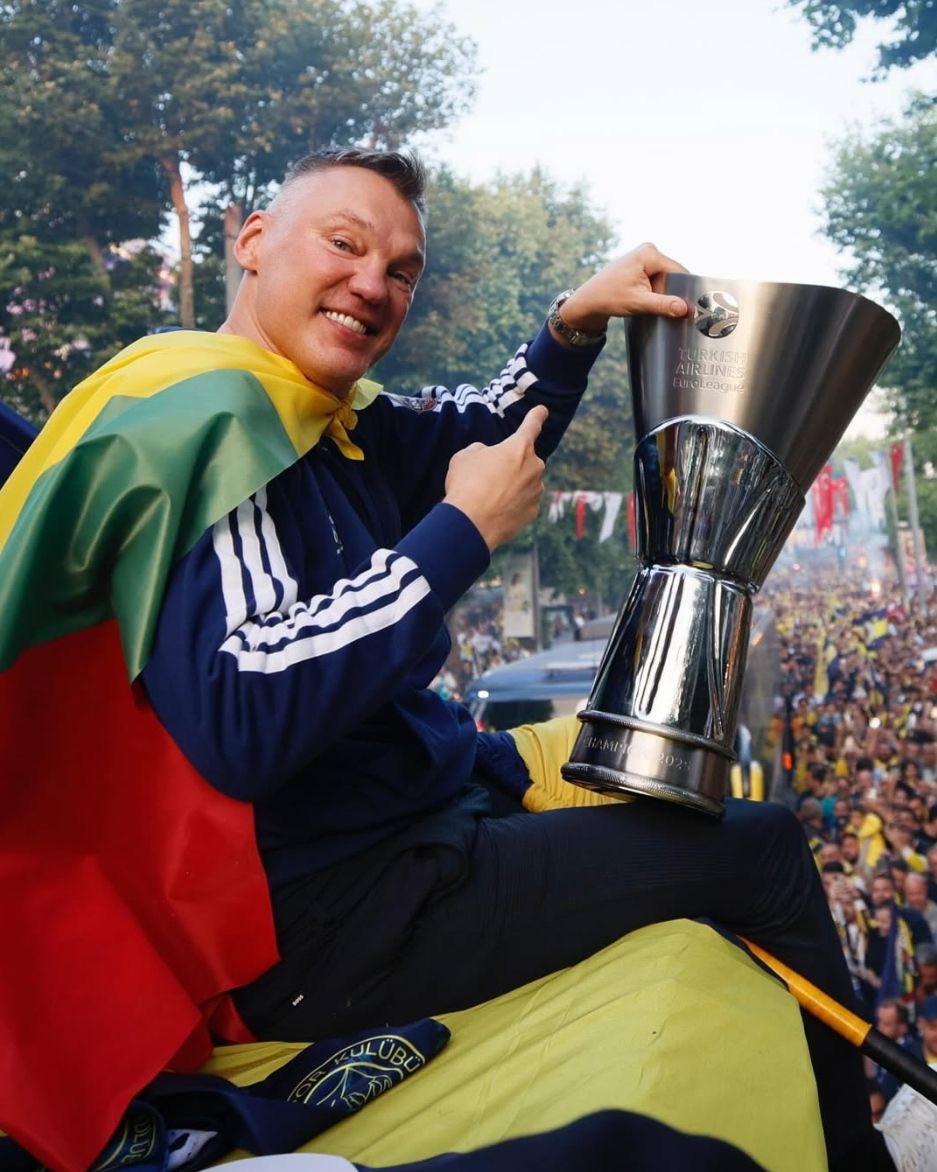 SerkanGazioglu's tweet photo. Zor günlerden, moral bozucu günlerden geçiyor olabiliriz. Ama hocamıza ve topçularımıza sahip çıkıp bir şekilde toparlanacağız. Sarunas Jasikevicius’un olduğu yerde umut bitmez. https://t.co/AfvVNUZ2g8