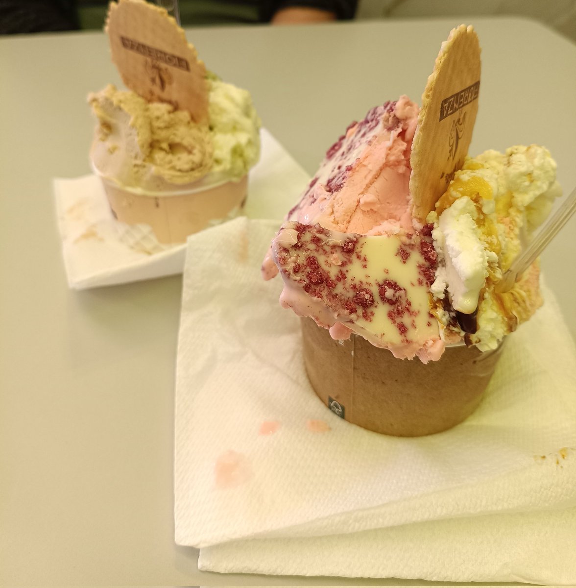 DeianaXRZ's tweet photo. Hoy he pasado la tarde con mi amiga @Jarlllll . Primero ha tocado heladito y luego tremenda cena https://t.co/M0L8LVfa34
